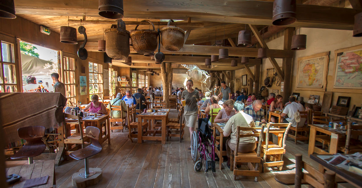 Vue de la salle du restaurant avec clients à table